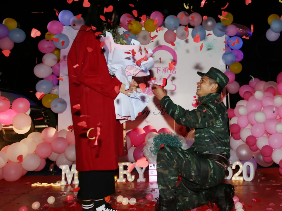 "叶丽求婚……相识相知时光回流到两年前,叶丽初次相识了那个热血军人