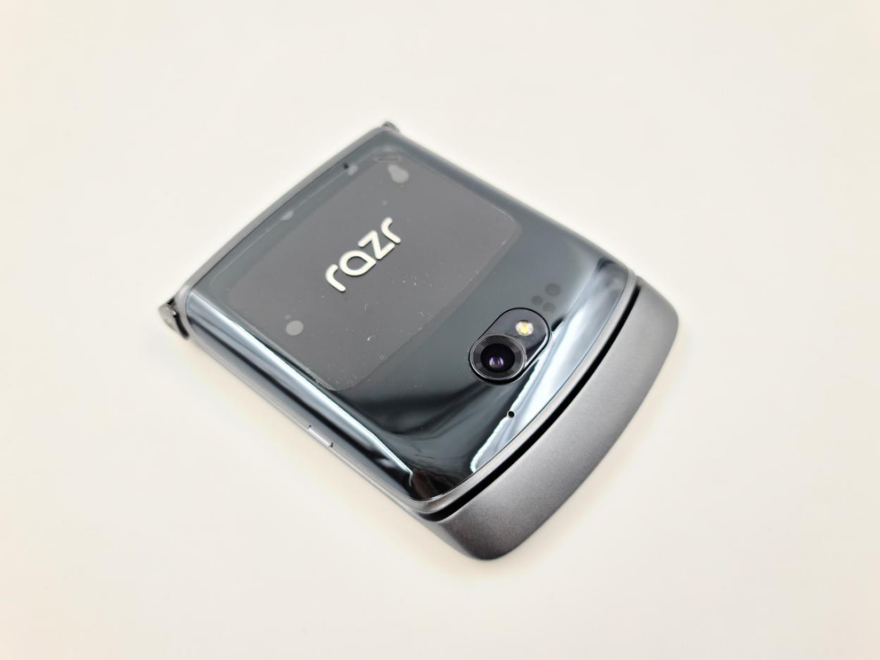 6969moto68razr刀锋5g折叠屏手机保持了经典摩托罗拉68v3相近