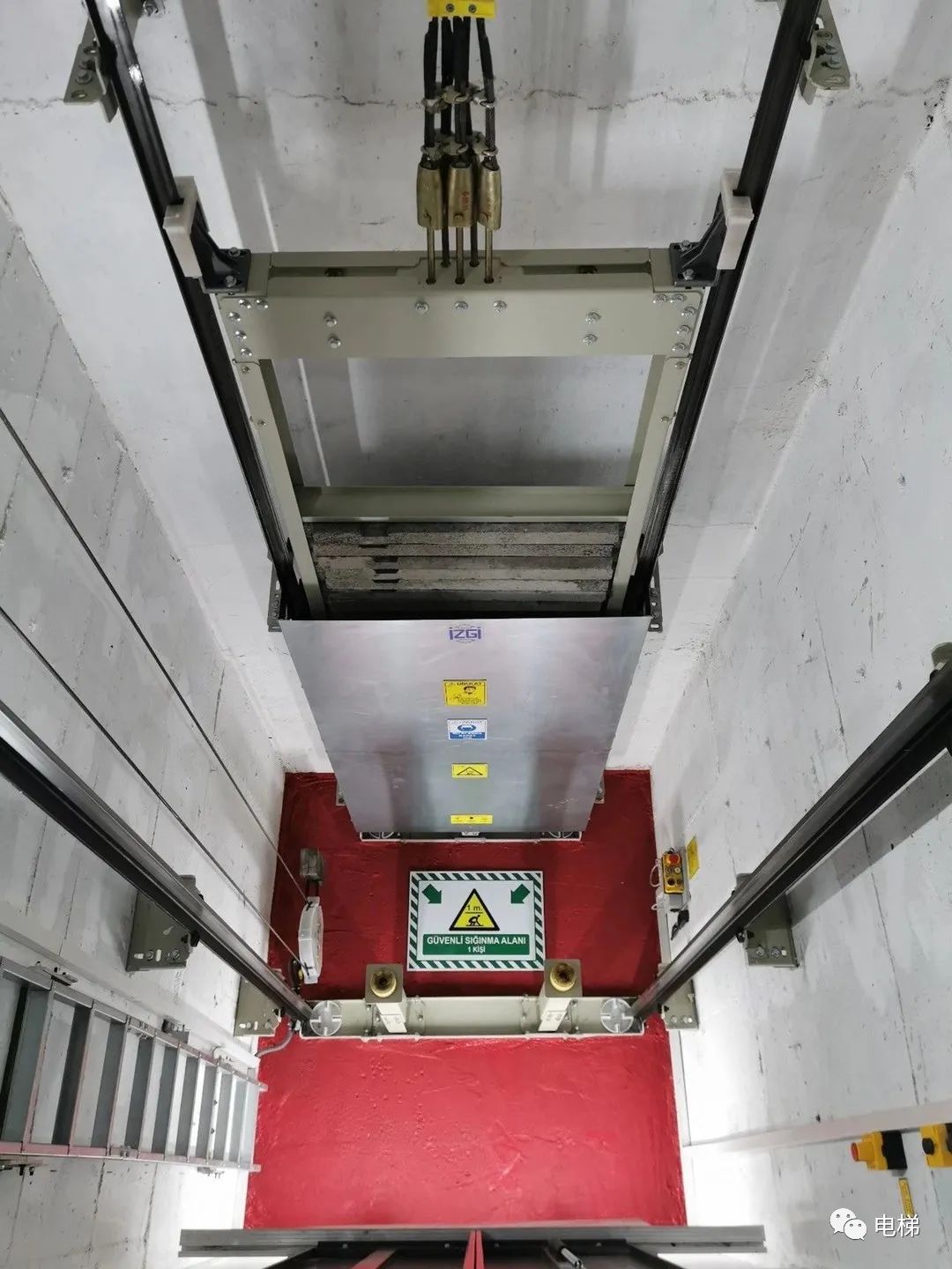 这样的电梯主机和底座,你见过吗?