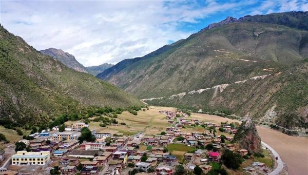 这是9月24日拍摄的西藏昌都市江达县岗托村(无人机照片).