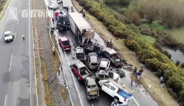 看看新闻|智利20辆车连环相撞 车辆起火烧成空架子