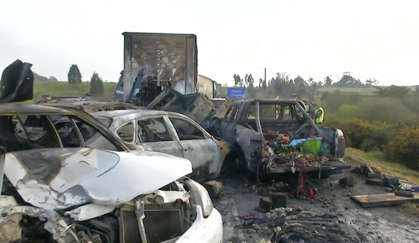 看看新闻|智利20辆车连环相撞 车辆起火烧成空架子