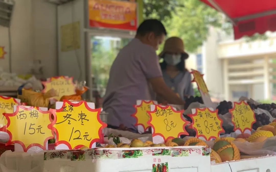 靠卖水果，王兆阳一家有了稳定的收入。新京报记者 周小琪 摄