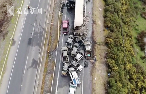 看看新闻|智利20辆车连环相撞 车辆起火烧成空架子