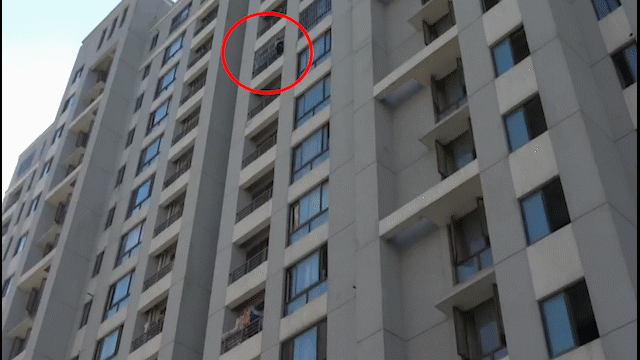 惊险!小男孩从13楼滑落,悬在12楼的防盗窗外