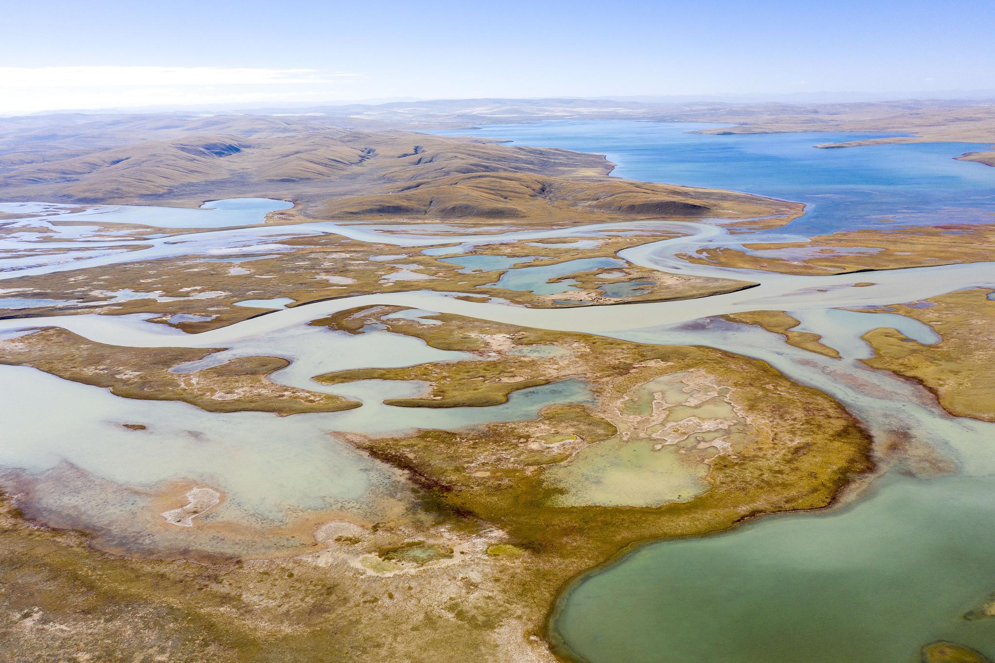 航拍青海果洛玛多县黄河源头 延绵百公里