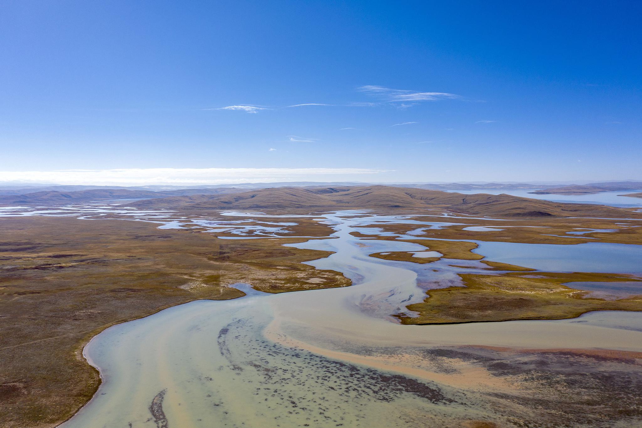 航拍青海果洛玛多县黄河源头 延绵百公里
