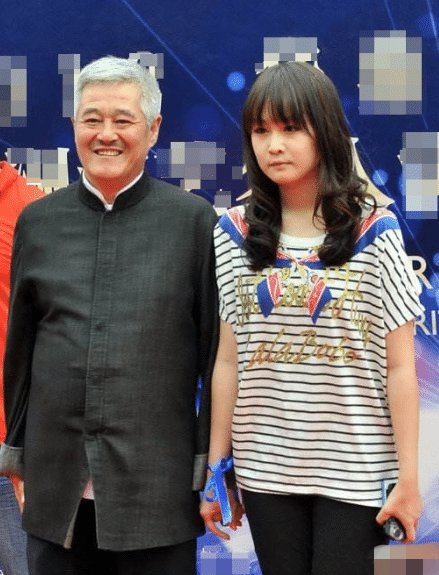 穿着朴素发福似路人,与小女儿差距大|赵一涵|赵玉芳|赵本山_新浪新闻