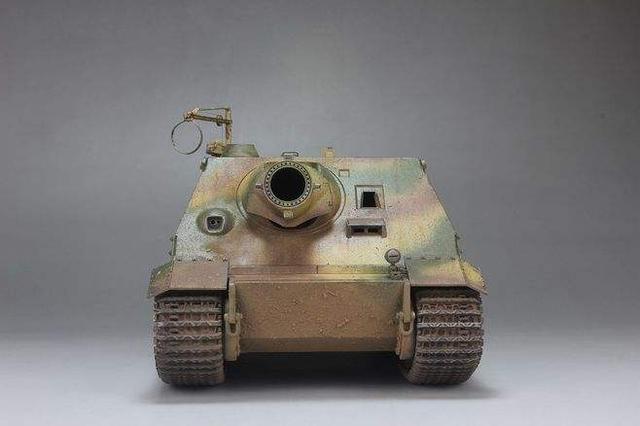 "突击虎"的超大口径,从炮管里上下坦克不成问题,车长紧急制止