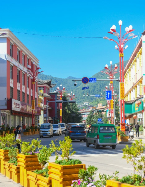 图说:宁蒗彝族自治县街景充满了民族特色.