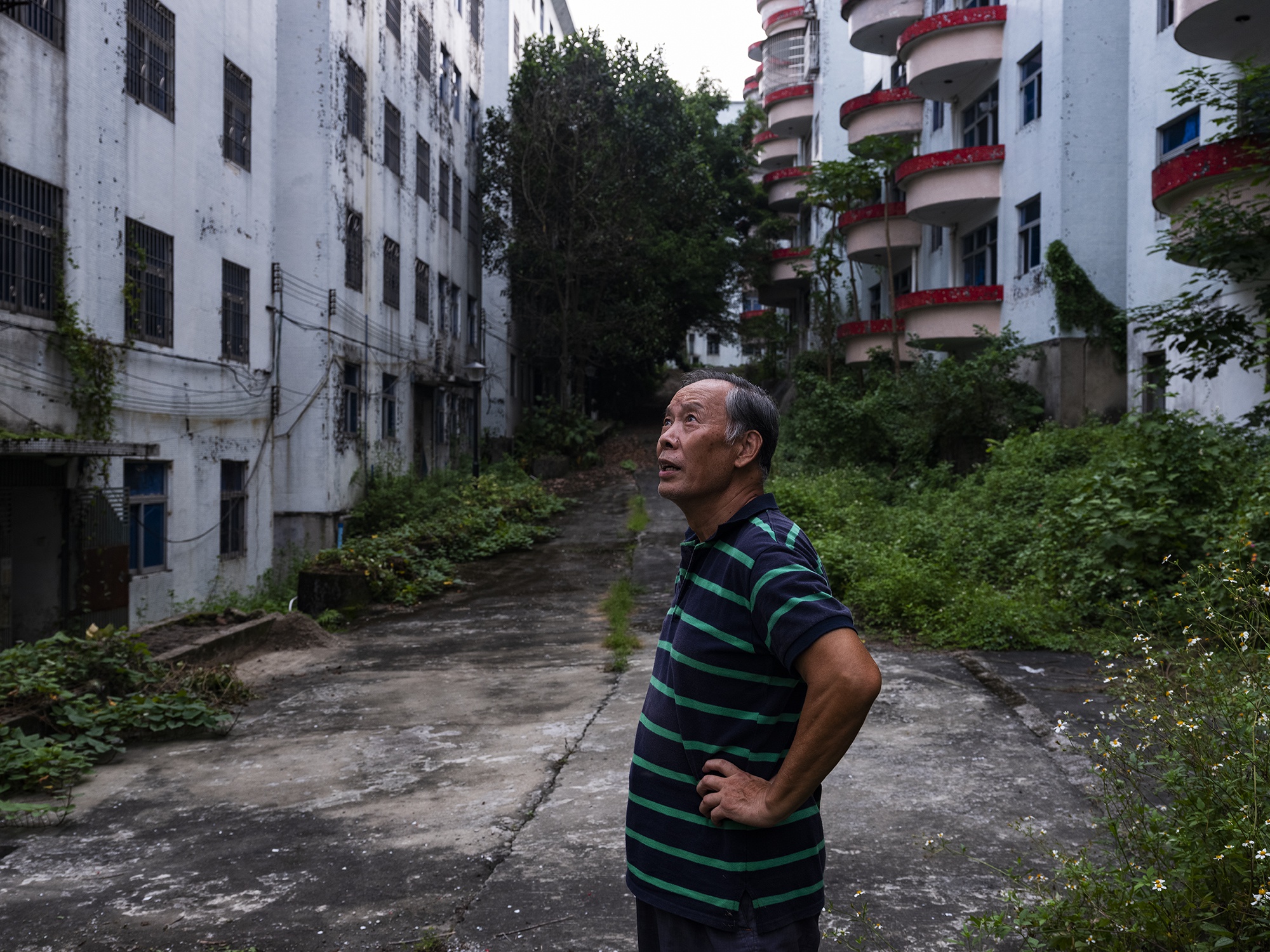 住在广州最大烂尾楼盘里：22年重建无果 业主状告黄埔区国土部门