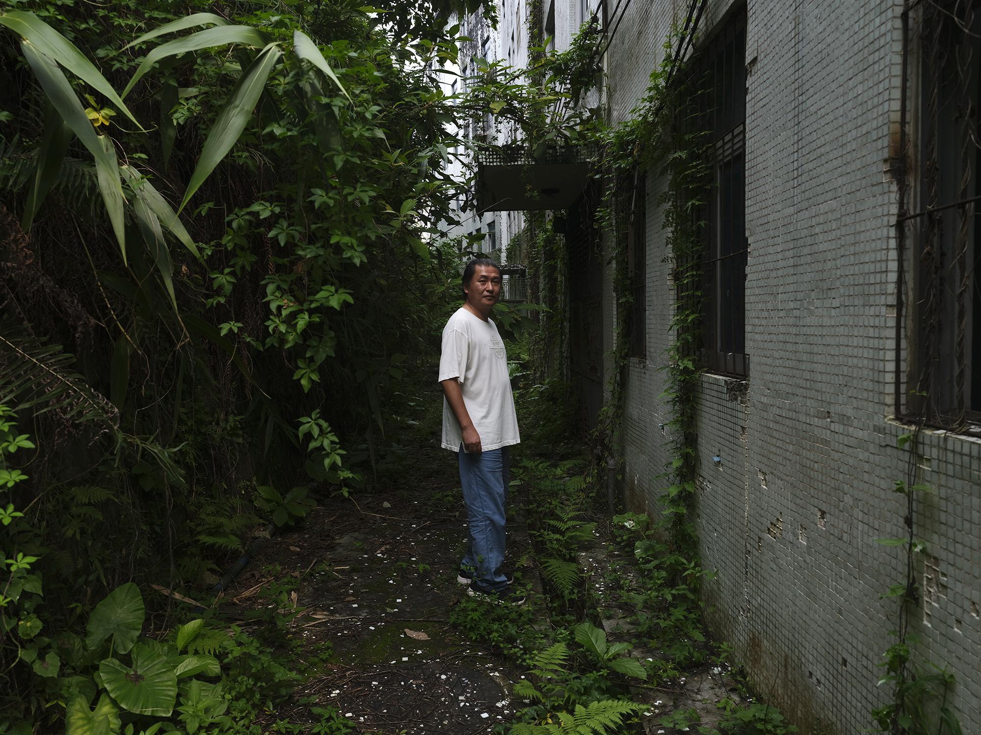 因无人管理，劳粤矪家门口野草遍布。摄影：翟星理