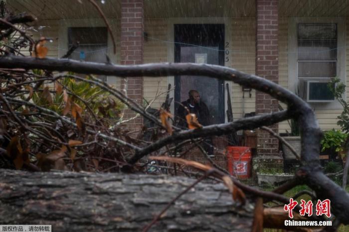  当地时间10月10日，美国路易斯安那州查尔斯湖的居民遭受飓风“德尔塔”袭击，树木倒塌压在房屋上，不少居民选择撤离。