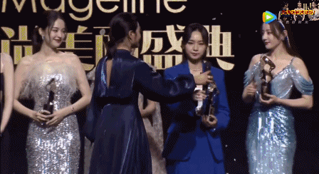 当然,朱丹当晚的sorry~~~也冲上了热搜,还被网友做成了表情包.