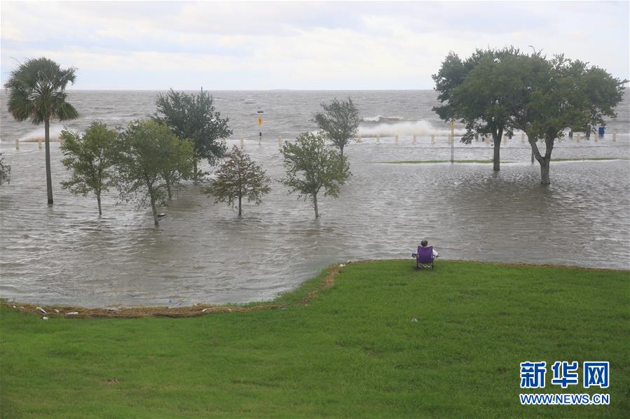 飓风"萨莉"正在缓慢逼近美国墨西哥湾沿岸,有可能引发危险的风暴潮和
