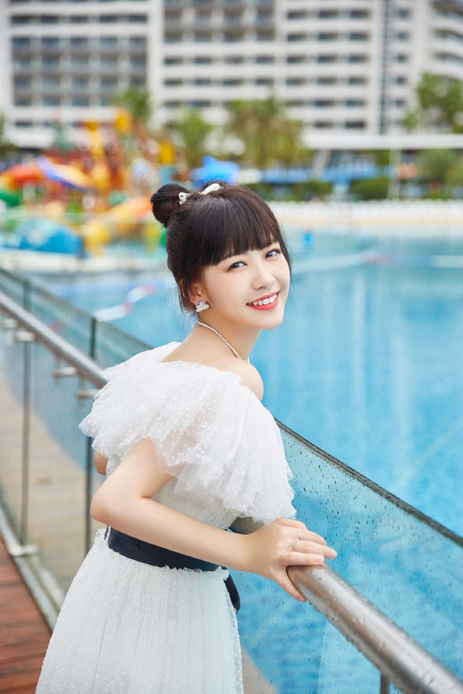 赖美云海边大片曝光02扎丸子头灵动可爱