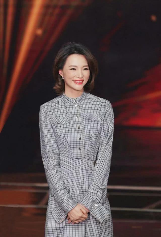 董卿优雅归来!条纹衬衫丸子头美似少女,眼眸间尽显知性温柔