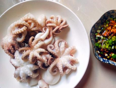 白灼八爪鱼为啥咬不动海边渔民指出做错的步骤原来这做法才对