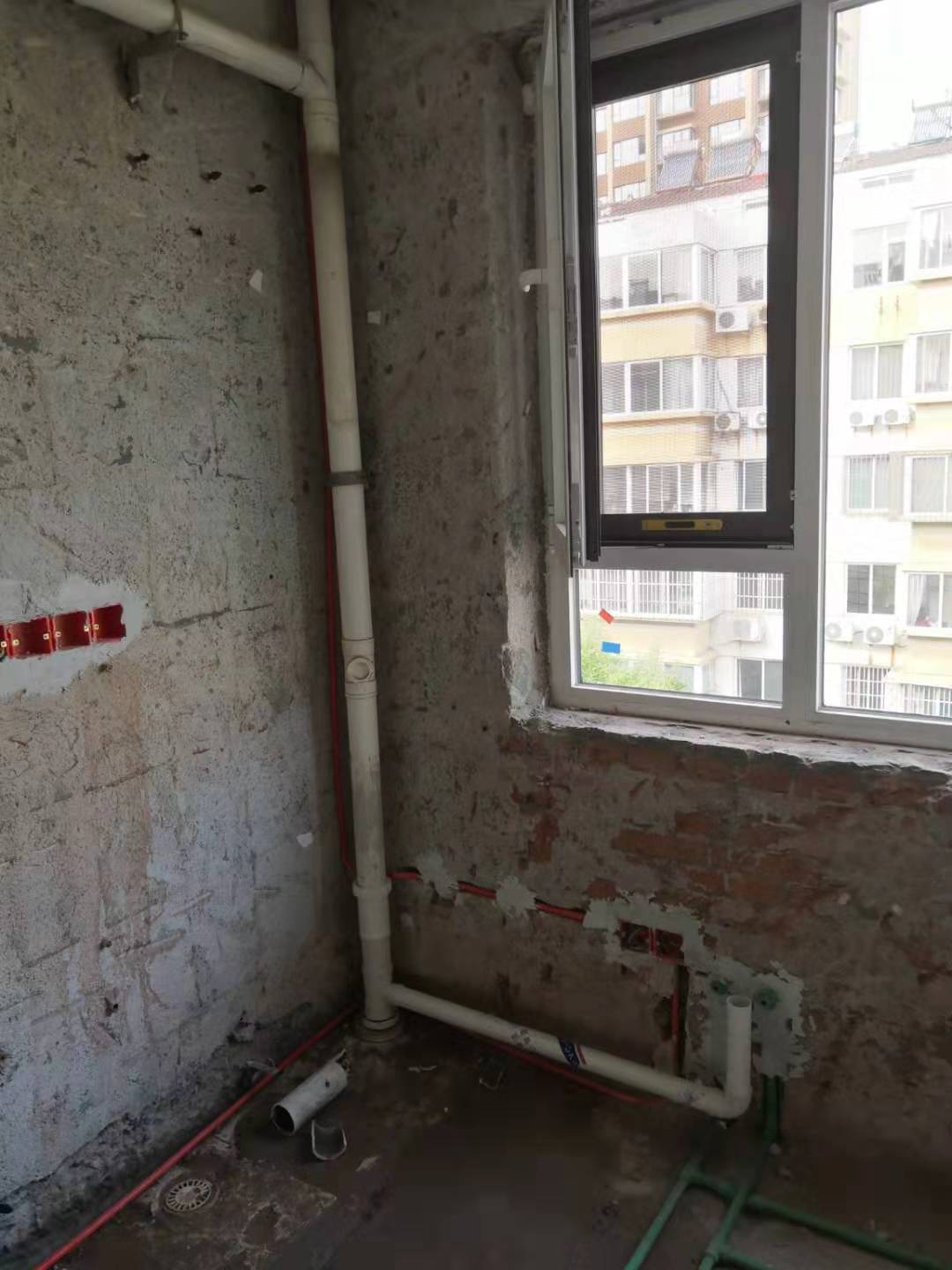 改造前水槽下方上方的联排插座距离橱柜台面高度30公分到40公分左右