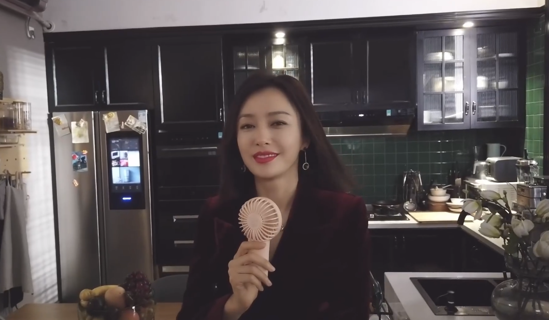 秦岚晒照家里随处可见粉色家具41岁还活得像少女