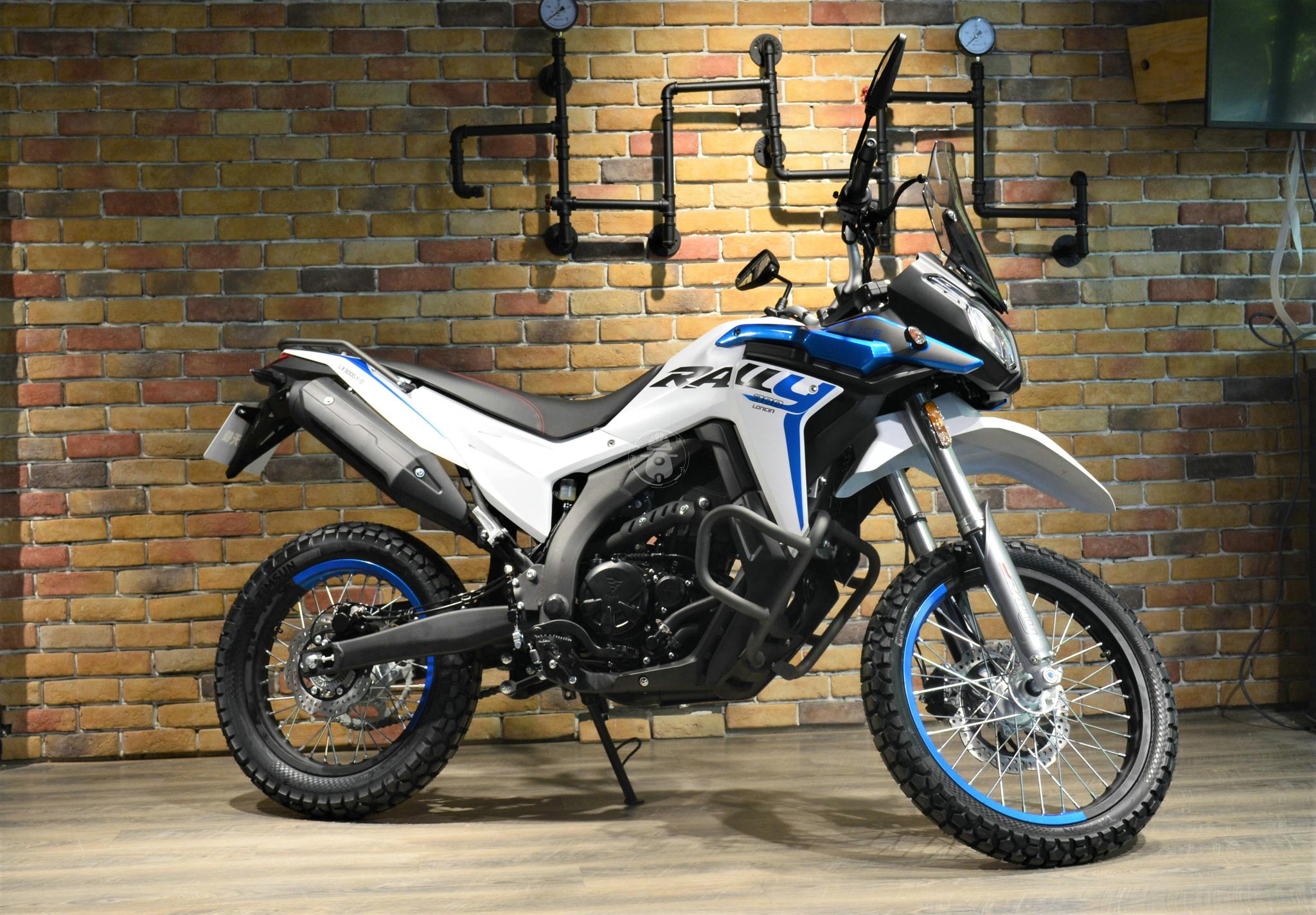 隆鑫无极在大西北沙漠,发布了首款多用途拉力摩托无极300gy rally,这