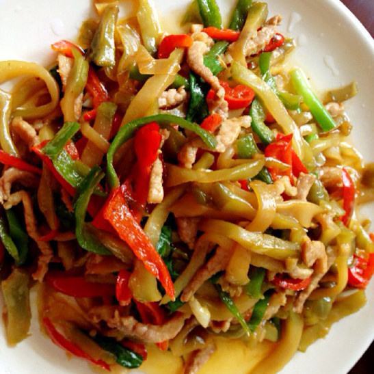 尖椒榨菜炒肉丝,最简单的食材,炒出可口美味的下酒菜下饭菜