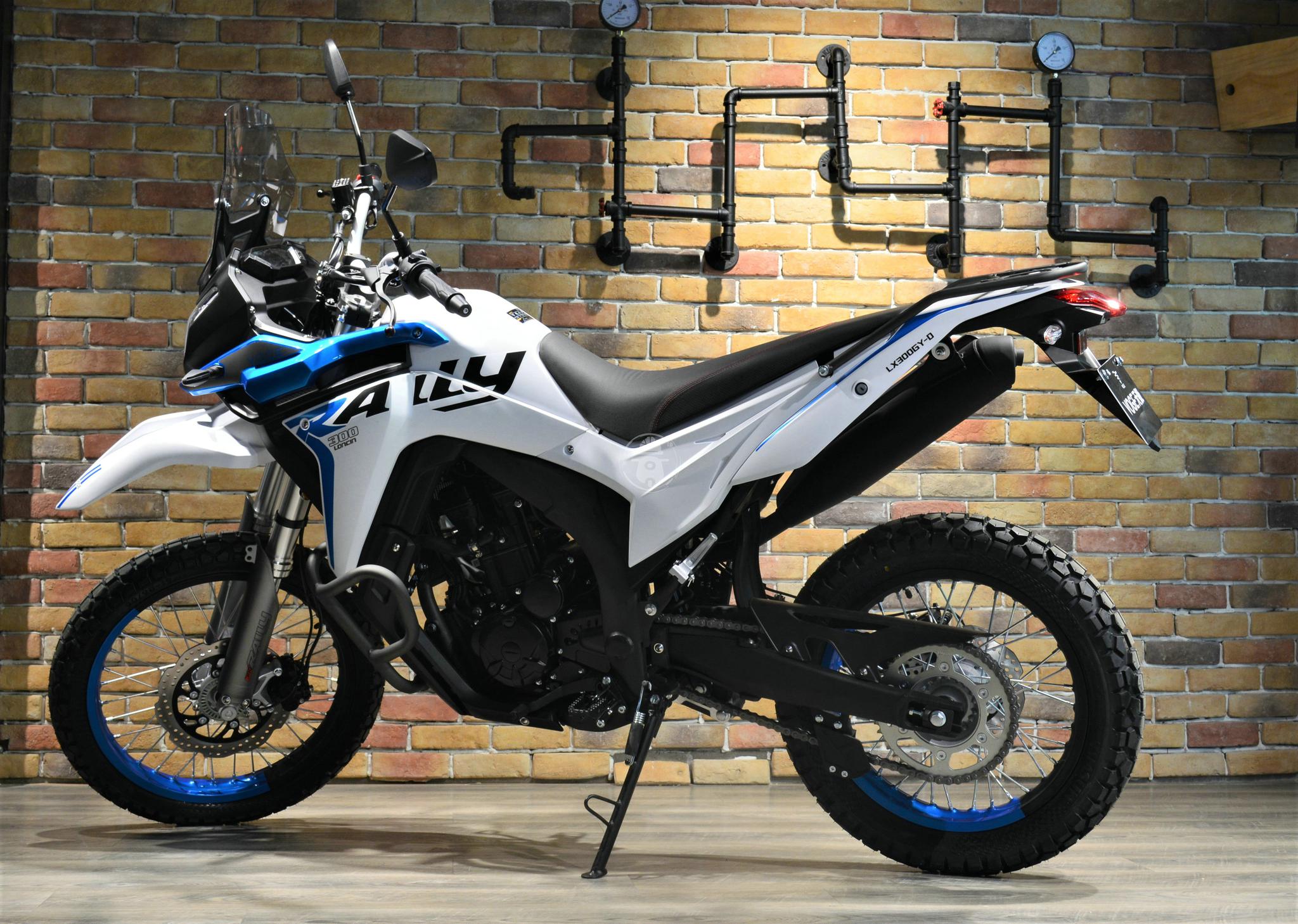 300gy rally(拉力赛)的命名,就足以证明这款车的定位,国产的拉力摩托