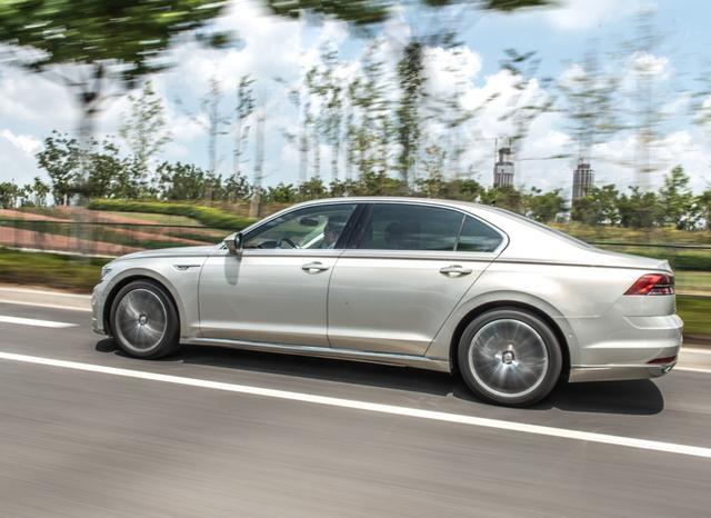 大众"能屈能伸",6缸帕萨特直降14万,为"清库存"甘愿弯腰