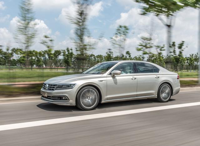 大众"能屈能伸",6缸帕萨特直降14万,为"清库存"甘愿弯腰