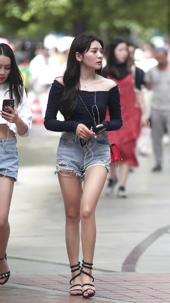 黑色一字肩搭配超短热裤好身材轻松的暴露出来突出时尚感