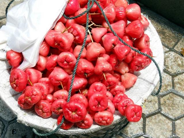 莲雾味道尝起来确实不错,不过因为它的特殊性,根本无法做到像苹果