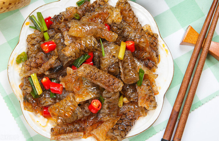 美容养颜的简易凉菜凉拌鱼皮冰凉脆爽香辣开胃下饭