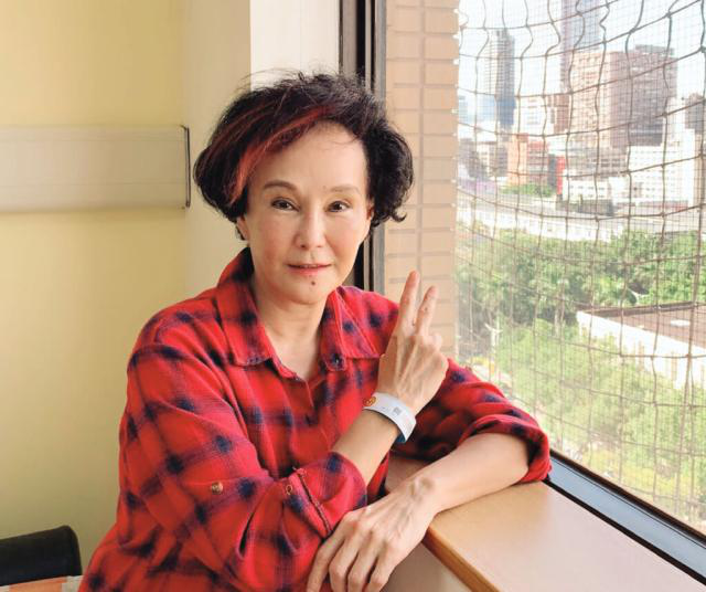 她曾是邵氏十大艳星，两度患乳癌又离婚，70岁考取硕士太励志|胡锦|乳癌|艳星_新浪新闻
