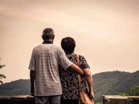 老人为儿子操劳半生,全款买房后暂住却被甩脸色:可怜天下父母心