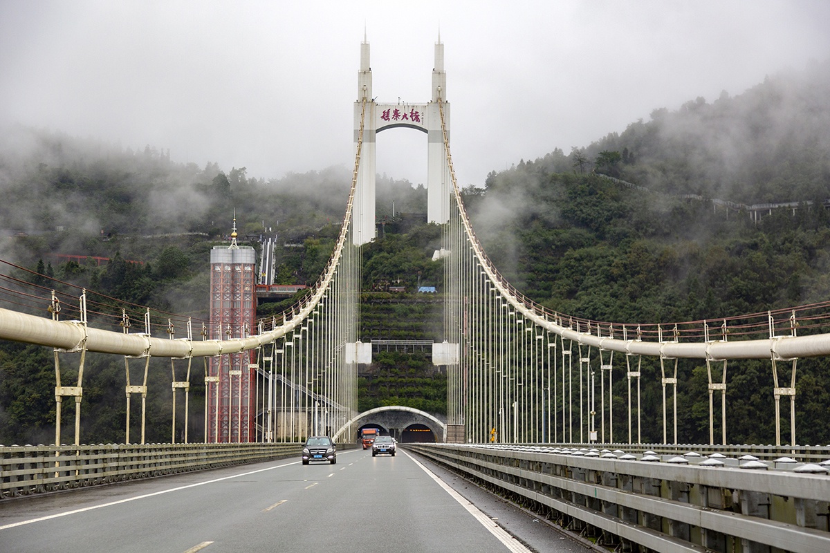 矮寨大桥位于湖南省吉首市矮寨镇,主桥面全长1414米,与地面的高差达