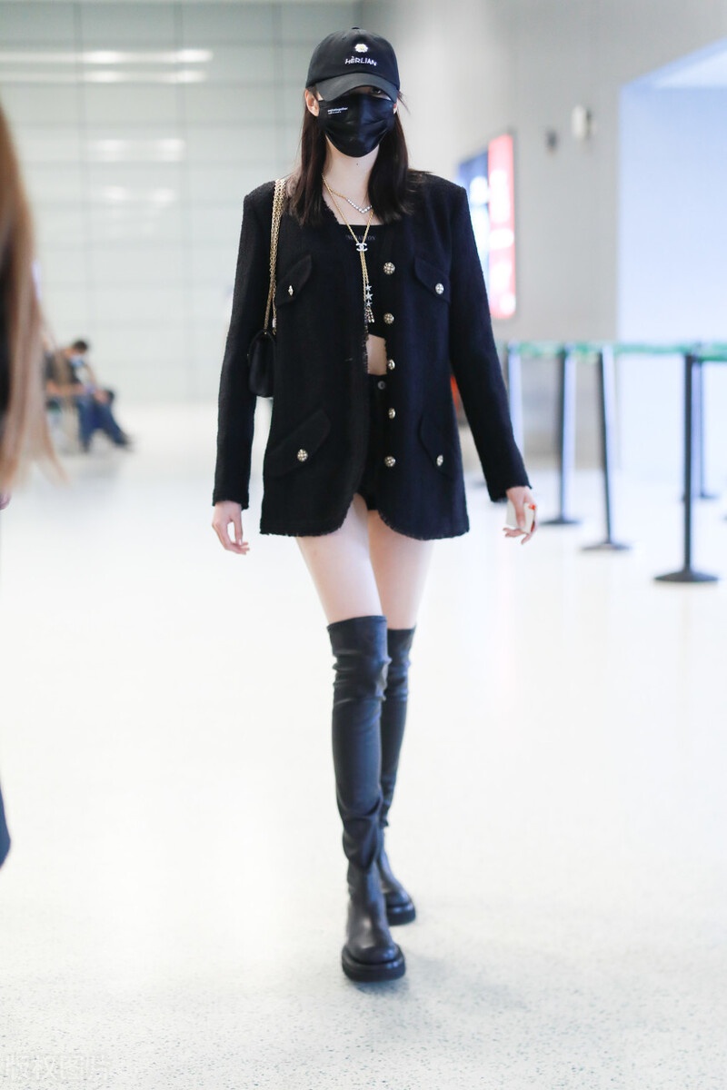 关晓彤穿黑色bra搭配工装外套短裤配长筒靴大秀美腿