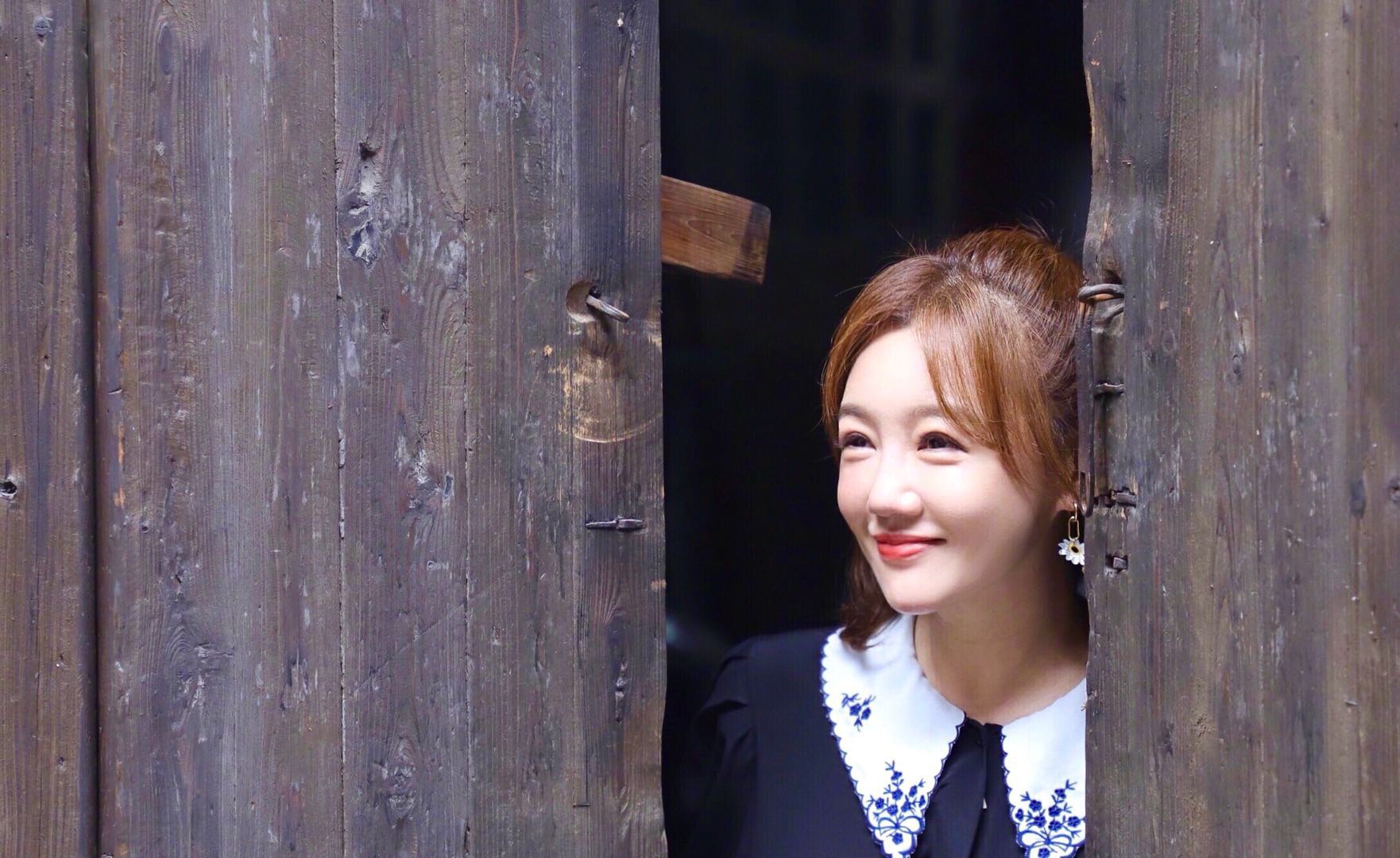 薛佳凝吃胖了出游照可以看出来小脸肉嘟嘟的好可爱