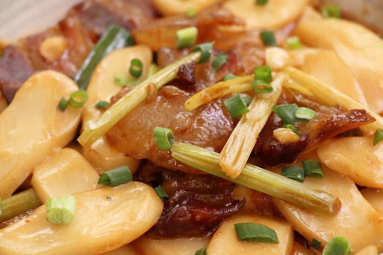 腊肉炒年糕,腊肉咸鲜醇香,年糕软糯香甜,美味下饭