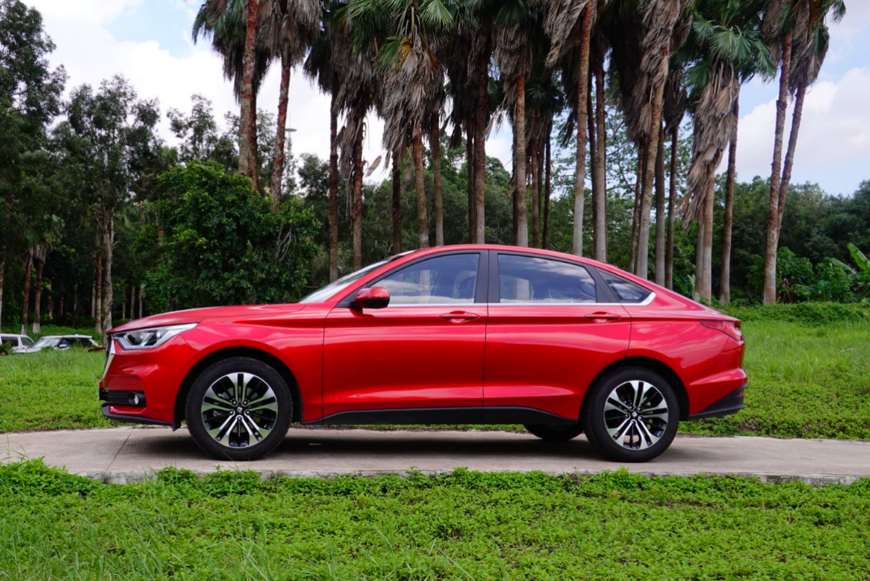 颜值一流配置高的新宝骏rc6顶配12万轻松征服女司机