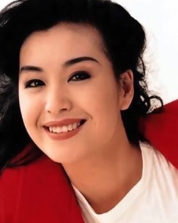 年轻时,伍咏薇绝对是"神颜"女性的代表.看看旧照片里她漂亮的脸.