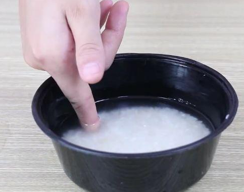 蒸米饭时,锅里只加水就错了!大厨教你一招,蒸熟的米饭更好吃