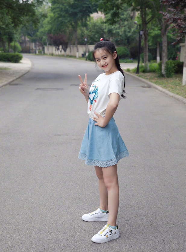 田亮女儿"开挂式长大",12岁穿薄纱裙秀美腿,少女身材不输老妈