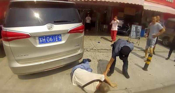 图说:民警接到报警赶到现场,发现一男子走路时不时跌倒.