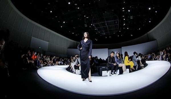 时尚秀场走进商场 首店新品撬动时尚消费力