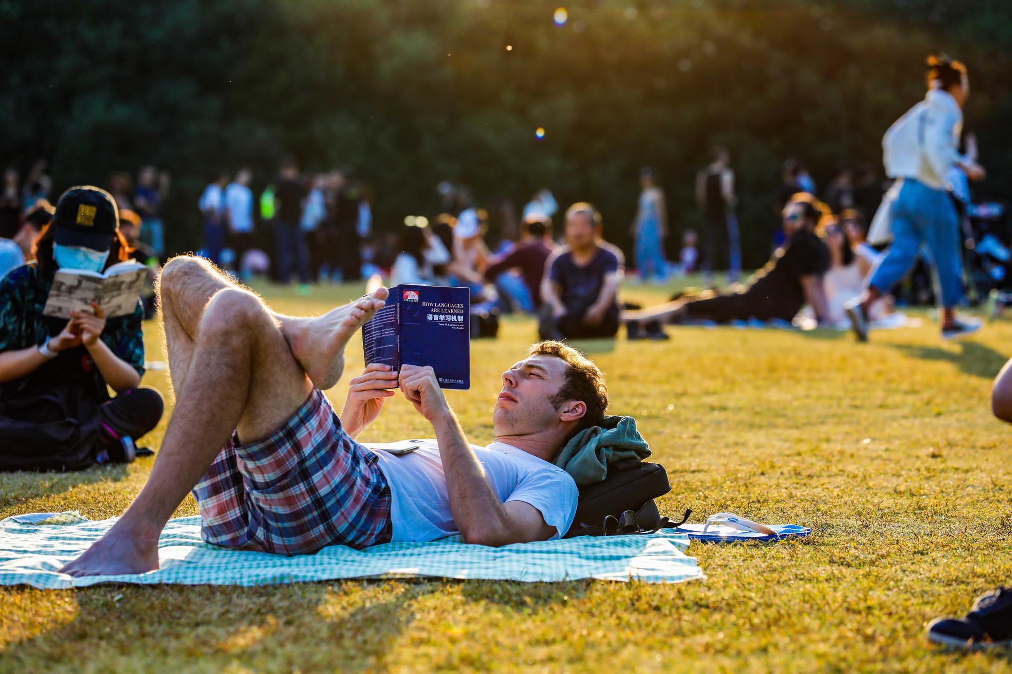 秋日午后,公园绿地尽享假日美好时光