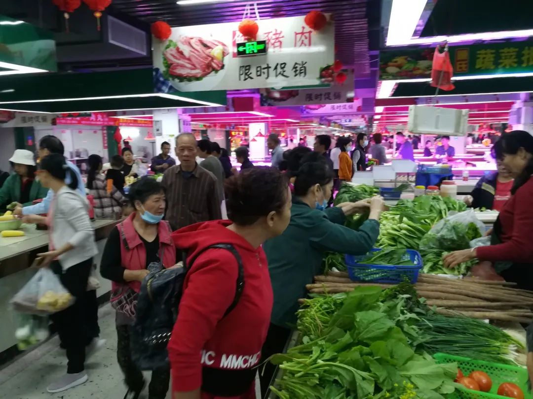 该农贸市场投入使用,附近一带居民一早来逛逛,人潮涌动