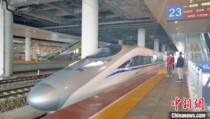 车亮相沪昆高铁   中新网贵阳10月11日电 (记者 张伟)10月11日13时05