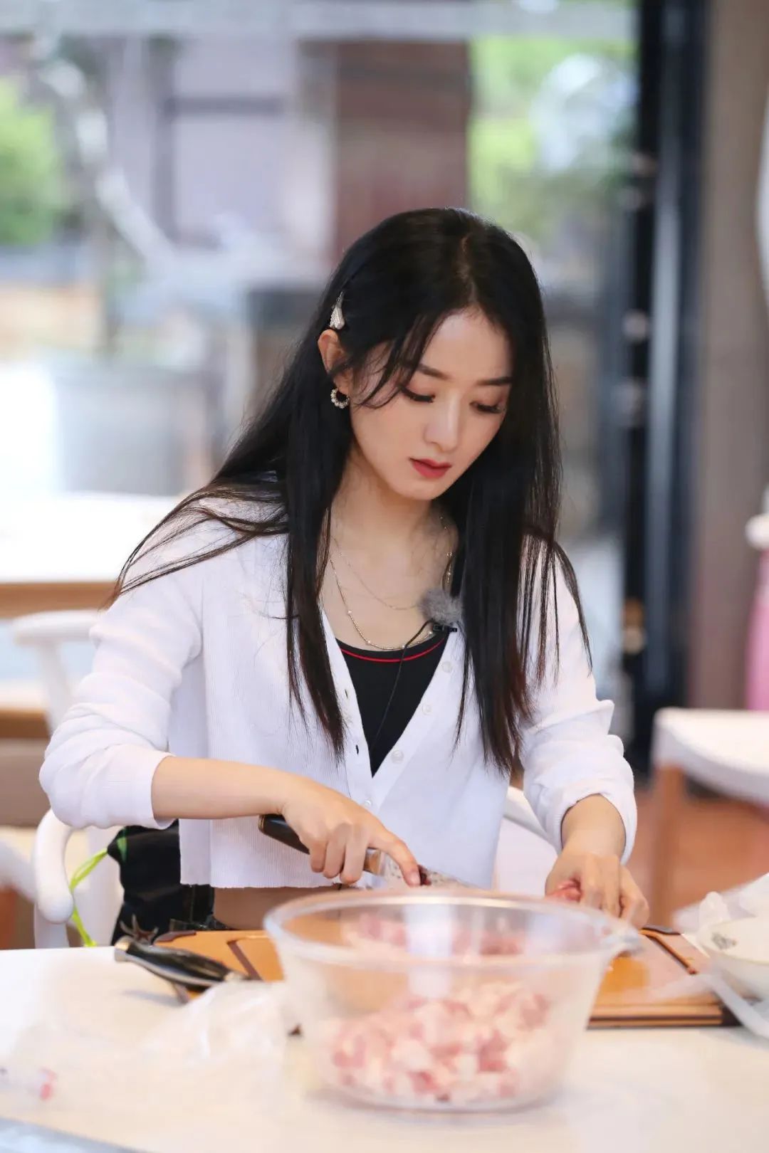 拼命三娘赵丽颖又双叒叕上热搜了认真的她累到手抖
