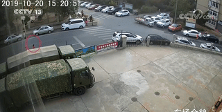 △ 路边公共视频画面显示，事发当天15时20分，淇淇穿着红色衣服，拎着布兜，自东向西路过，走进了紧挨着蔡某某家的一条街。