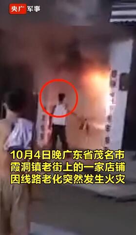 休假战士被爆炸气浪冲飞仍救火 致敬中国军人!